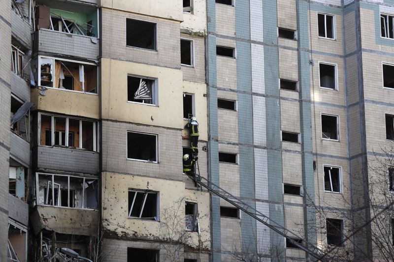 Pompierii ucraineni și echipele de securitate intervin într-o clădire lovită de rachete rusești la Kiev. | Foto: EPA-EFE/ATEF SAFADI