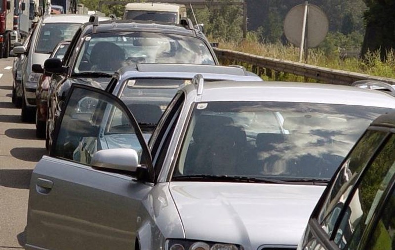 Trafic oprit pe DN 13A, la Chibet în județul Mureș. Un stâlp a căzut pe partea carosabilă