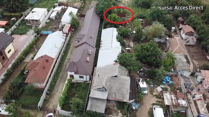 În imaginile din dronă, difuzate de Antena 1, se vede o poartă de culoare roșie aflată în spatele gospodăriei lui Gheorghe Dincă, pe care ar fi descris-o Alexandra / sursă captură video: observator.tv