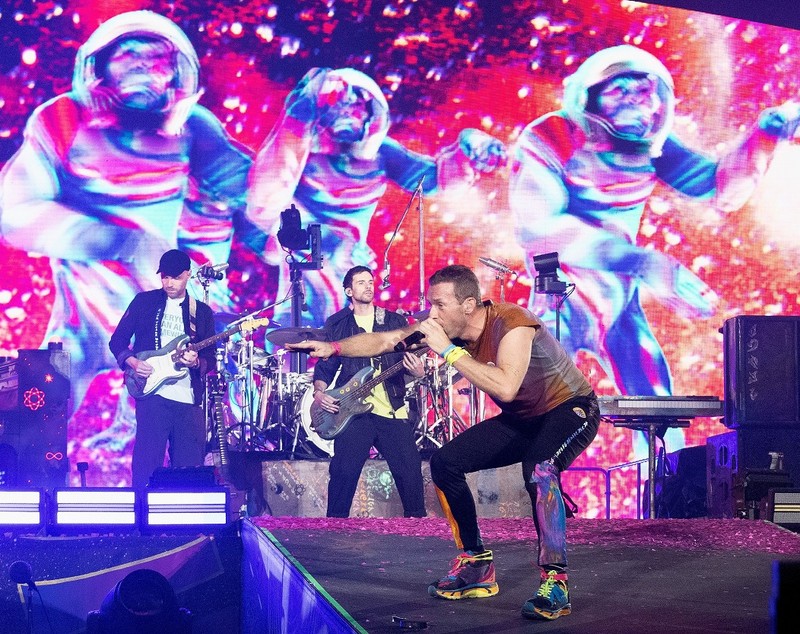 În culisele concertelor Depeche Mode și Coldplay, trupa care vine în România pentru prima dată anul următor. Ce se întâmplă dincolo de scenă