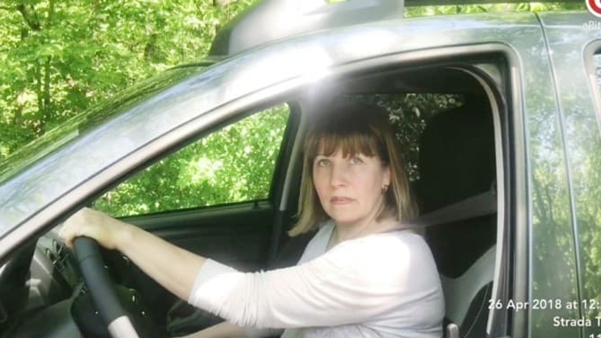 Mașină de serviciu destinată pădurarilor din Argeș, dar folosită de soția unui șef. Cine este șoferița din imagine