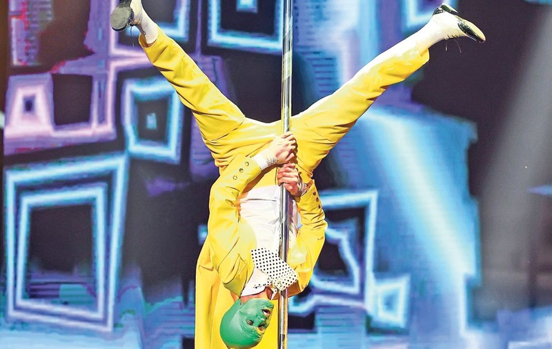 De pe bară, în finală! Show total la concursul «Românii au talent» de la PRO TV
