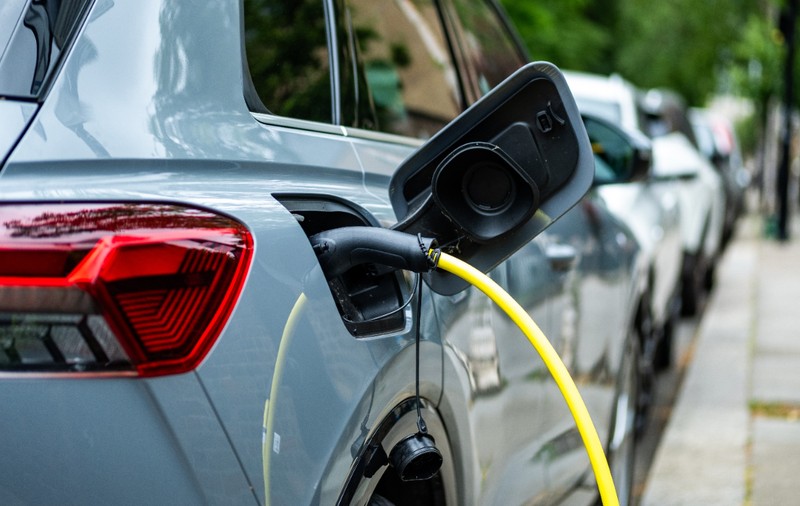 UE renunţă la obiectivul vehiculelor 100% electrice în 2035