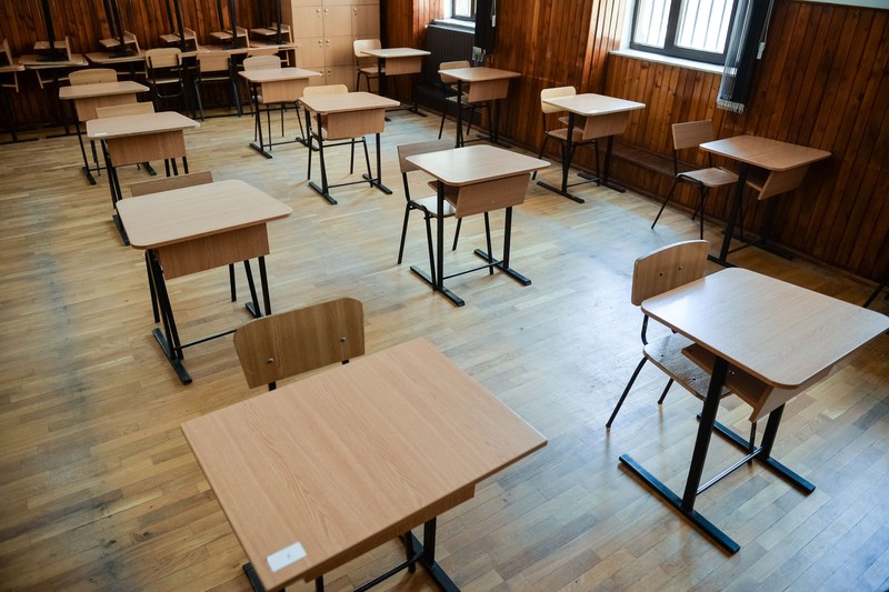Multe școli din mediul rural stau goale, iar copiii învață online, din cauza ratei scăzute de vaccinare din rândul profesorilor