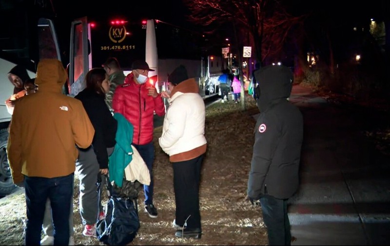 Mai multe autobuze au dus migranți în fața reședinței din Washington a vicepreședintei Kamala Harris