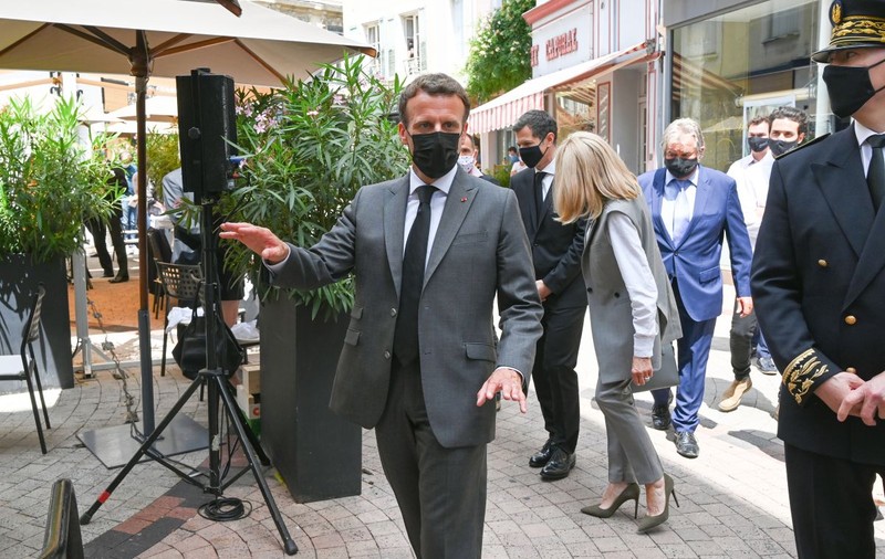 Bărbatul care l-a lovit peste față pe Emmanuel Macron este simpatizant al extremei dreapta