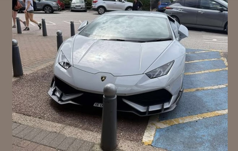 Șofer de Lamborghini, criticat pentru că a parcat pe locul pentru persoane cu dizabilități: replica sa a devenit virală