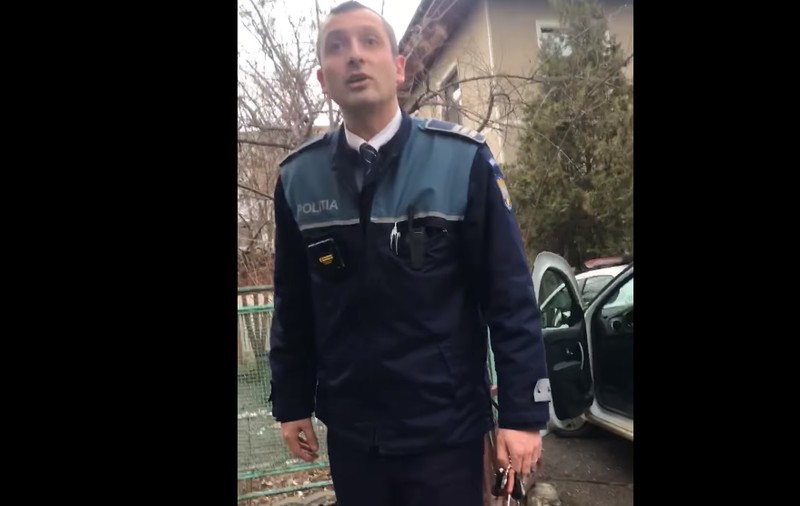 Reacția unui polițist întrebat dacă și-a amendat colegii că au parcat pe trotuar: „Băi, nu-i treaba ta”