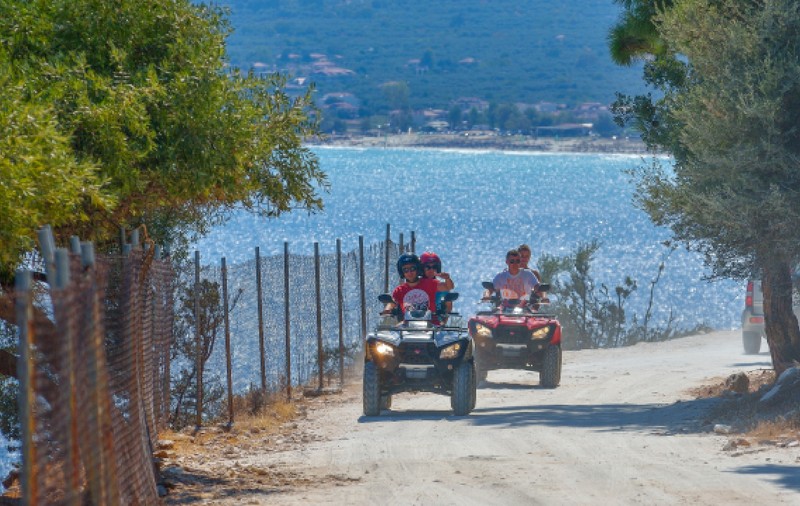Un român a primit 350 de euro amendă în Grecia pentru că nu a purtat casca pe ATV: „Tot tu tupeist”