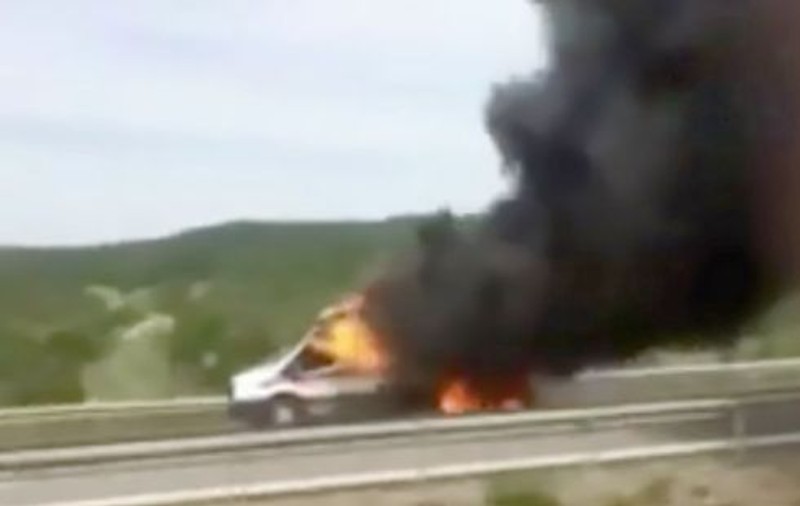 Un bebeluș care era transportat la spital cu o ambulanţă a murit după explozia unui tub de oxigen