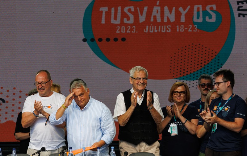 REPORTAJ. Cum s-au văzut de la fața locului protestul naționaliștilor români și discursul lui Viktor Orban de la Tușnad. „Nu sunt violentă, dau numai din gură”