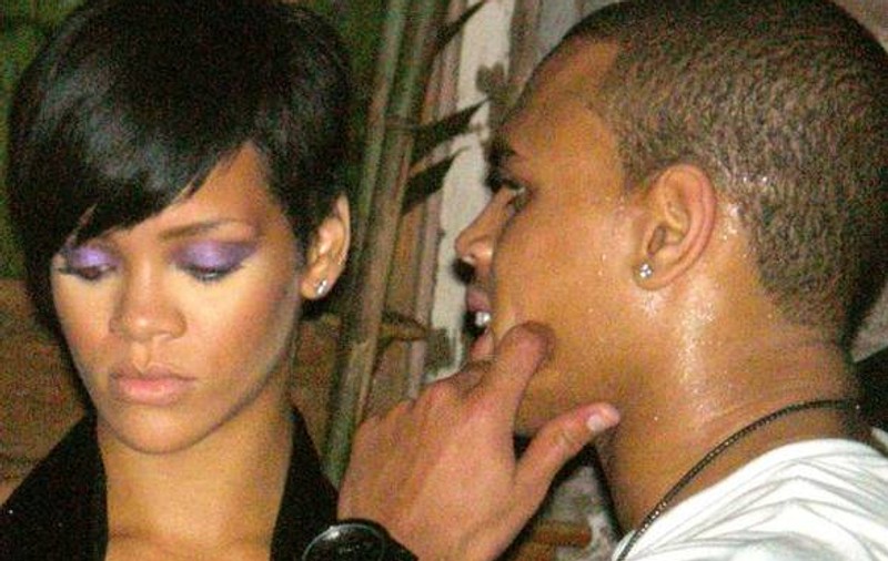 Chris Brown încă mai speră la Rihanna: i-a trimis două sticle de șampanie ca să-l ierte