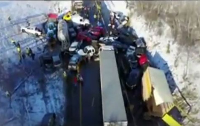 Accident cu 32 de mașini pe o autostradă din SUA. Un om a murit și alți 20 au fost răniți / VIDEO