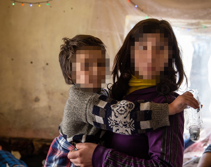 Ce ascundea cazul „emoționant” al unui tată fără un picior care „se chinuia să-și crească cei șase copii”. Își viola fata cea mare, iar casa donată de Gigi Becali a ajuns o ruină