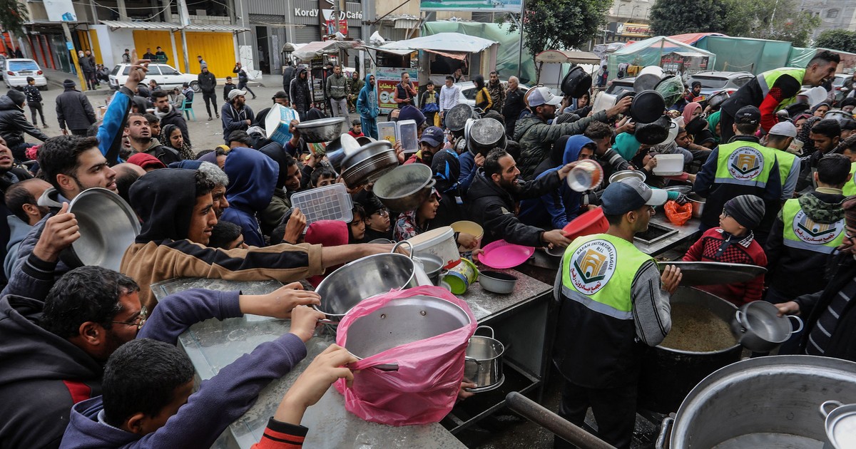 Imagine din Rafah, Gaza, 26 ianuarie 2024: mai mulți palestinieni încearcă să obțină mâncare distribuită de voluntarii agenției UNRWA Foto: Hepta