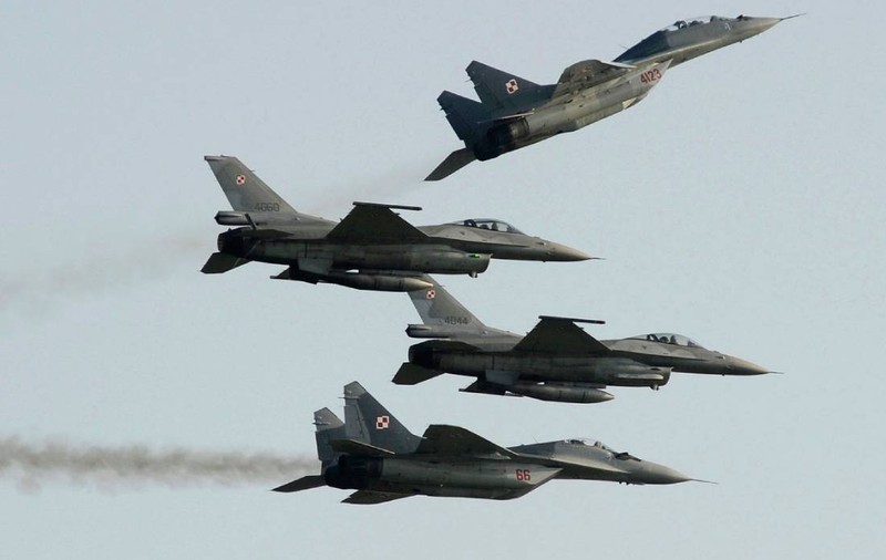 Imagini rare cu un F-16 ucrainean, după un an de la intrarea în serviciu, surprind distrugerea unei ținte rusești