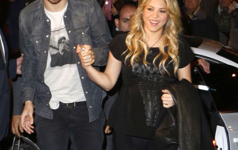 Shakira, cocoțată pe tocuri uriașe. Îți vine să crezi că mai are puțin și naște? | FOTO
