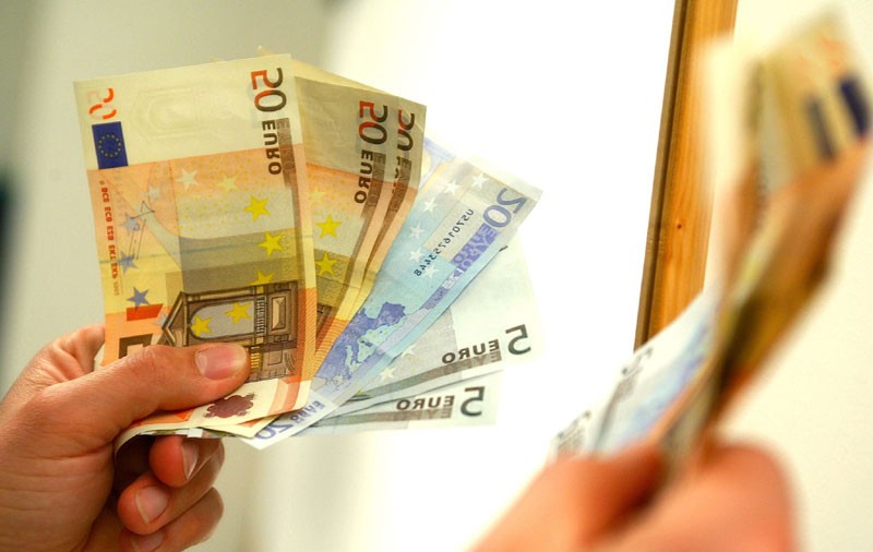 Curs valutar 16 ianuarie. Leul s-a apreciat în raport cu euro și dolarul