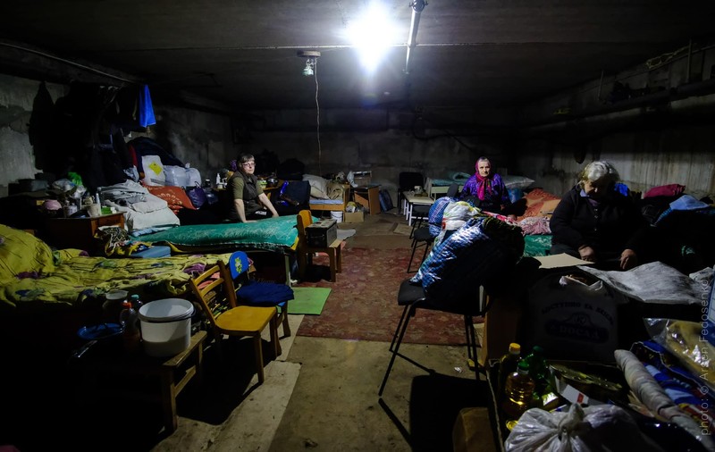 Imagini din subsolul unei grădinițe bombardate din Ucraina, unde 170 de oameni au supraviețuit timp de peste două luni