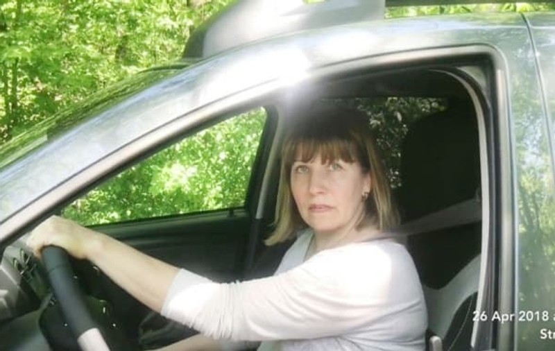Mașină de serviciu destinată pădurarilor din Argeș, dar folosită de soția unui șef. Cine este șoferița din imagine