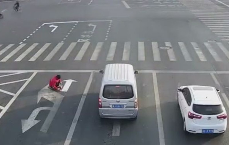 Un bărbat a încercat să vopsească singur semnele rutiere de pe șosea, fiind frustrat de traficul spre muncă