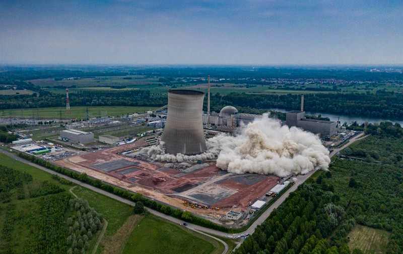 Imagini spectaculoase: nemții au pus la pământ centrala nucleară din Philippsburg