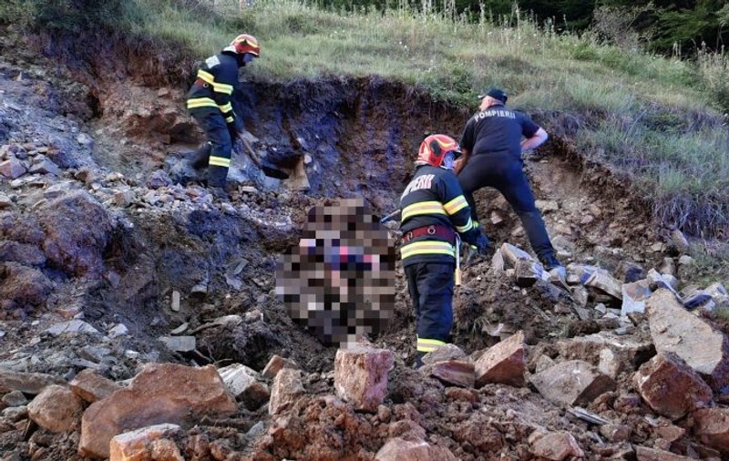Un bărbat a murit după ce a fost prins sub un mal de pământ, în localitatea băcăuană Cerdac