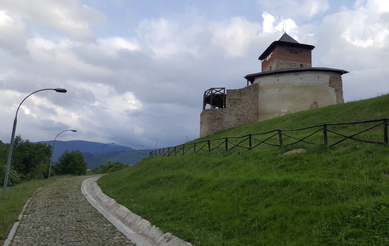 Cetatea Mălăiești din Țara Hațegului, restaurată cu termopane. Fortăreața veche de șase secole a devenit atracție pentru turiști