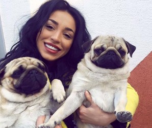 Ruby, alături de cei doi patrupezi ai ei. Artista a făcut un selfie de toată frumusețea