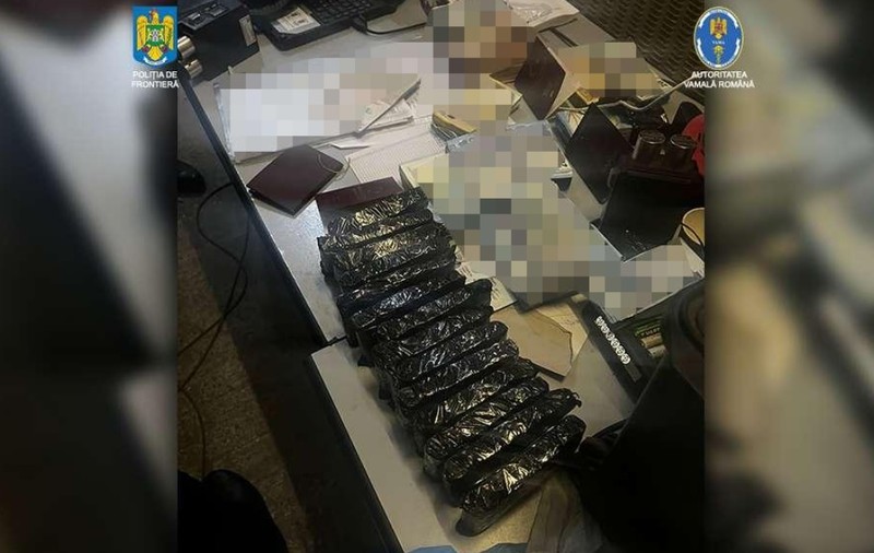 Peste 260.000 de euro şi 20.000 de dolari, găsiţi într-un autocar turcesc la vama Giurgiu. Unde erau ascunşi banii