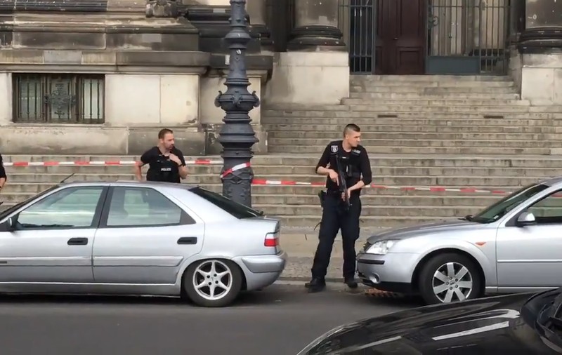 Incidentul de la Catedrala din Berlin nu are motivații teroriste. Polițiștii au împușcat un bărbat înarmat cu un cuțit