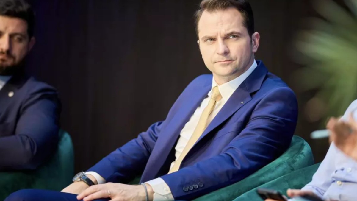 Sebastian Burduja, pe un scaun, la o conferință