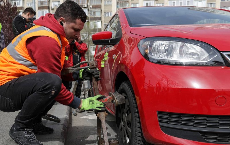 Cât este amenda pentru oprire neregulamentară în 2025. Pe lângă bani, şoferii indisciplinaţi pierd şi puncte