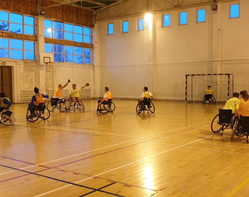 Prima echipă de handbal în scaun rulant din România, la Brașov. ”Singura dizabilitate în viaţă este o atitudine greşită”