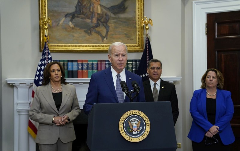 Joe Biden, ținta ironiilor după ce a citit de pe prompter indicațiile primite de la echipa sa