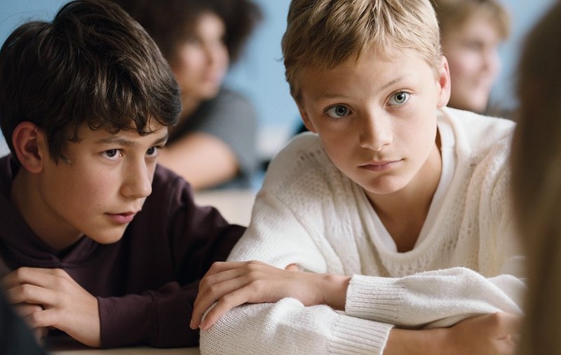 Discuții aprinse după ce elevii unui liceu bucureștean au văzut filmul „Close”, despre prietenia dintre doi băieți de 13 ani. „Nu e nimic cu tentă sexuală”