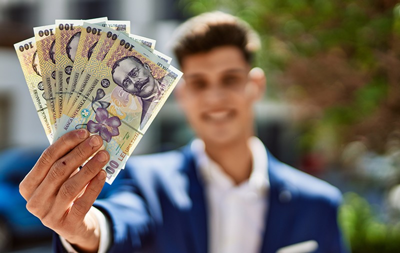 Studiu: Aproape 30 % dintre români nu folosesc carduri bancare. Motivele cel mai des invocate