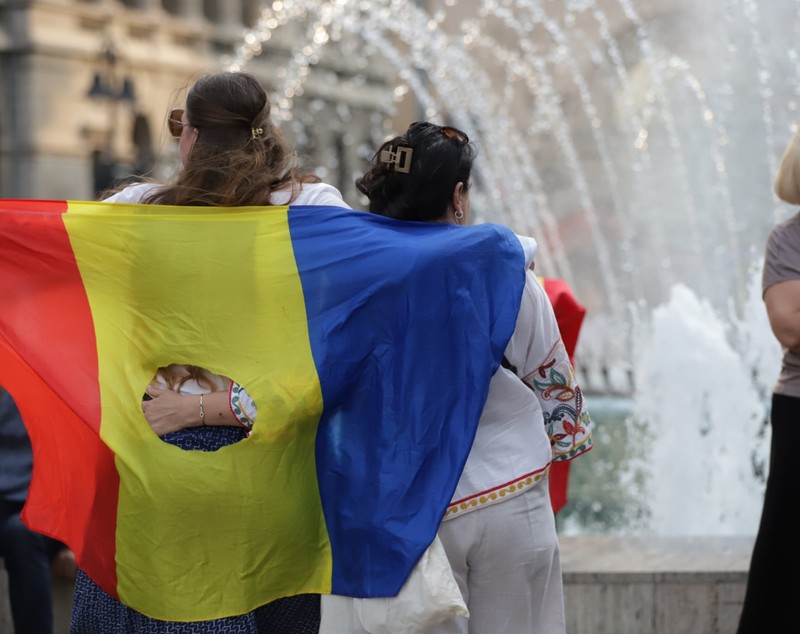 Protest în Piața Universității față de doliul național în memoria lui Ion Iliescu. Participanții au băut șampanie