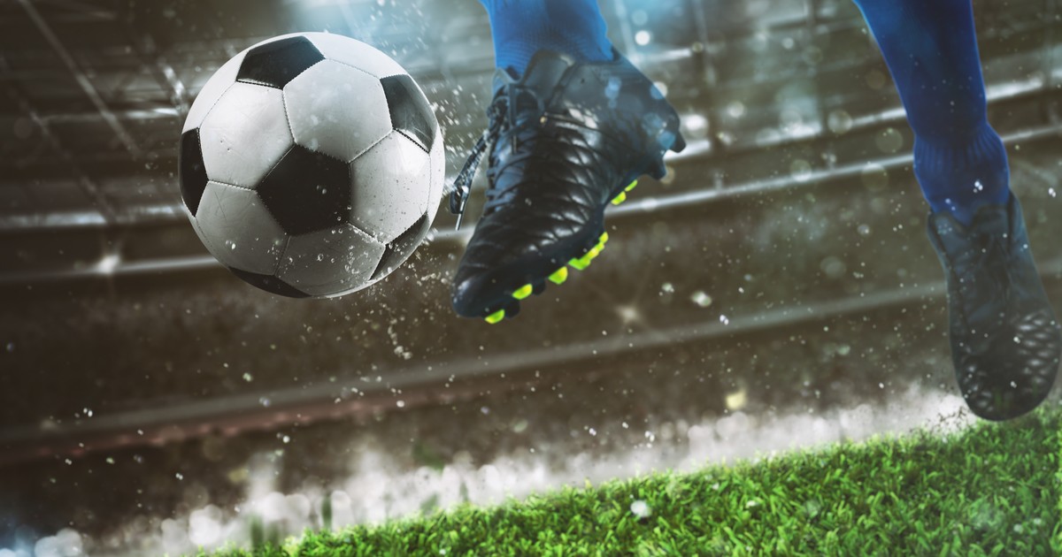 Legalbet - poza cu un picior lovind mingea de fotbal pe teren