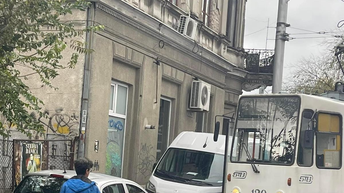 Tramvaiul 16 din Bucuresti, blocat de o masina parcata neregulamentar
