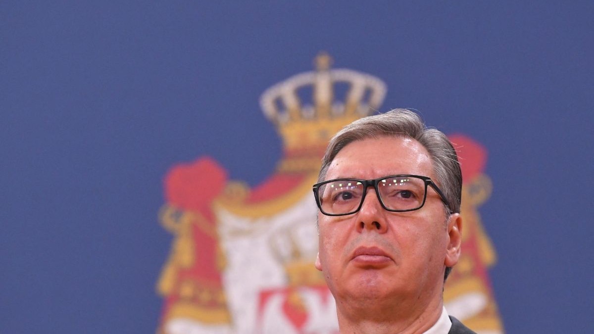 Aleksandar Vucic, având în spate stema statului sârb, vorbește la o conferință de presă, 15 octombrie 2025