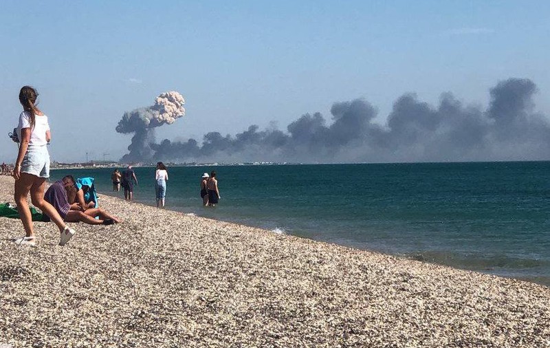 Imagini din momentul exploziilor de la baza militară rusă din Crimeea. Turiștii care stăteau la plajă, înspăimântați de norii groși de fum