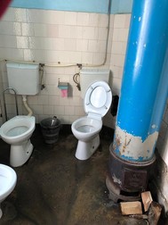 Toaletă cu trei vase de WC