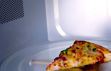 Metode de a reîncălzi pizza la microunde