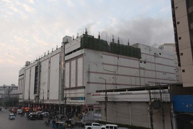 KARACHI, PAKISTAN - NOVEMBER 25: A view of the mall in Pakistan's Karachi with hundreds of shops, where a fire broke out when it was closed on November 25, 2023. At least nine people were killed and several others injured Saturday in a fire in a shopping mall in Pakistan's southern port city of Karachi, officials said. The rescue and emergency department conducted search and rescue operations. Sabir Mazhar / Anadolu,Image: 824159111, License: Rights-managed, Restrictions: , Model Release: no