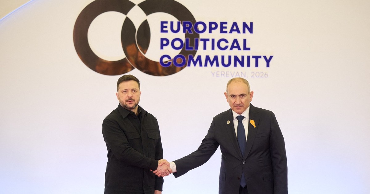 Volodimir Zelenski (stânga) și Nikol Pașinian își strâng mâna înainte de o întrevedere în marja summitului Comunității Politice Europene Foto: Profimedia