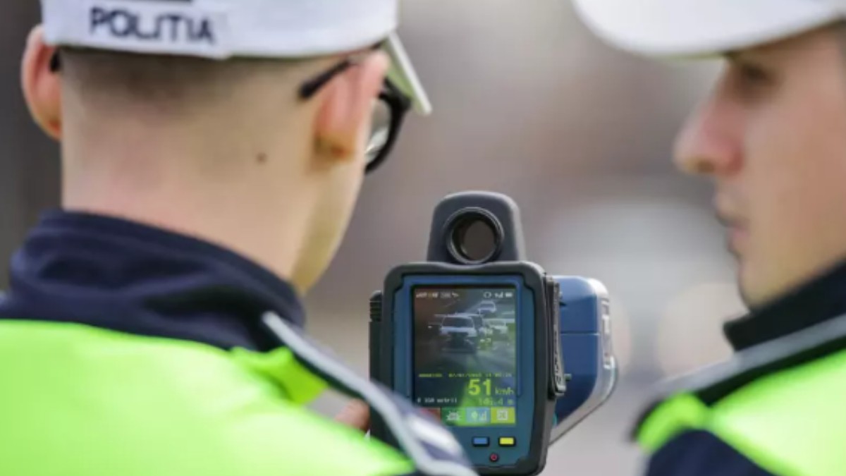 Polițiști în fața unui radar tip pistol