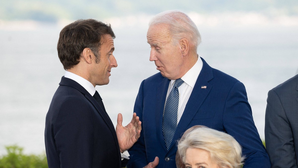 Emmanuel Macron (stânga), surprins în timpul unei discuții cu Joe Biden (dreapta) Foto: Hepta