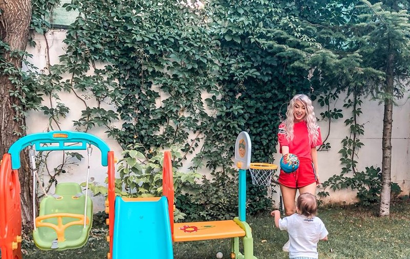 Andreea Bălan își păcălește fetița ca să poată pleca de acasă: "Mami merge să facă biscuiți pentru ea"