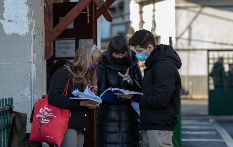 DOCUMENT | Doar 50% din elevii din clasele terminale vor merge la școală în scenariul roșu, restul vor face cursuri online
